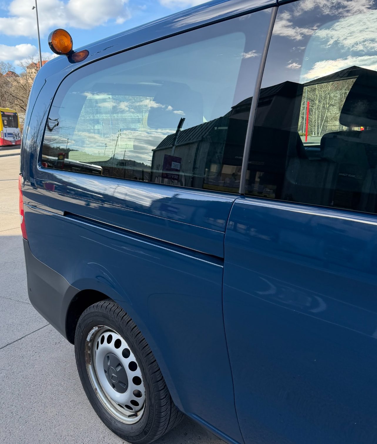Bedarfsorientierter Nahverkehr: Flexibel von jedem Ortsteil ans Ziel Ein Kleinbus oder ein flexibles Shuttle-Fahrzeug auf der Straße.