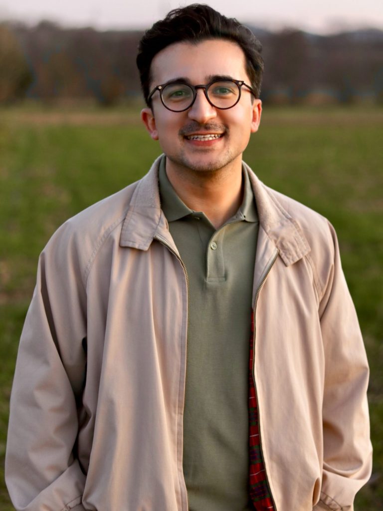 Kommunikation als Grundlage für eine starke Gemeinschaft Porträt von Eser Turgut, lächelnd in der Natur